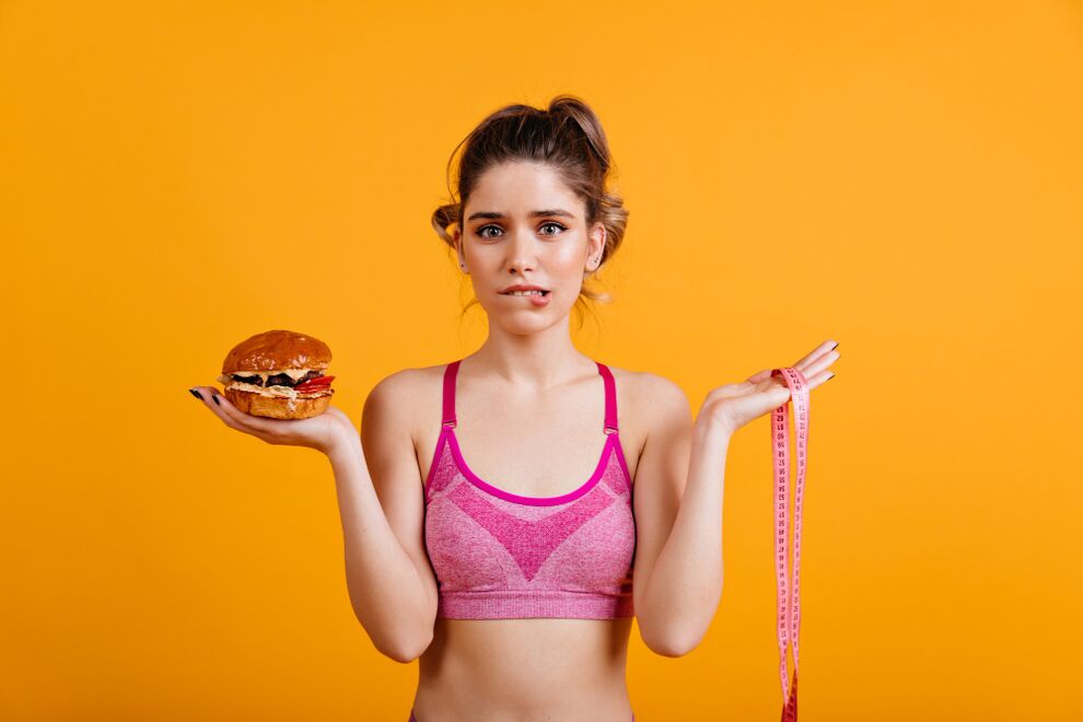 Una niña se pone a dieta para adelgazar. 