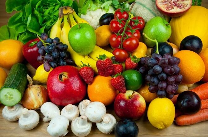 Frutas frescas con verduras y bayas